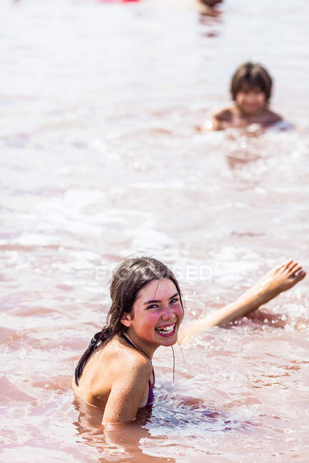 Ragazzo e una ragazza che nuotano nel lago Atanasovsko, Burgas, Bulgaria — Foto stock