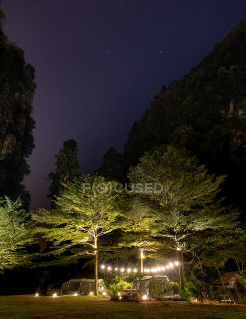 Палатки на глампинговом сайте, Малайзия — стоковое фото
