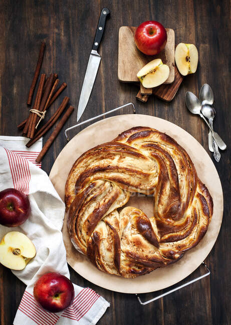 Швидко спечений кориця і солодкий вінок від Apple Brioche — стокове фото