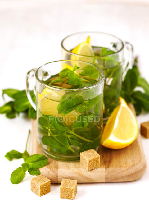 Dos tazas de té de menta con limón - foto de stock
