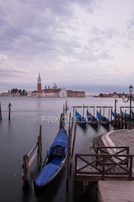 Venezia, Italia-circa settembre 2019: la basilica e il rialto di san marco, al mattino — Foto stock