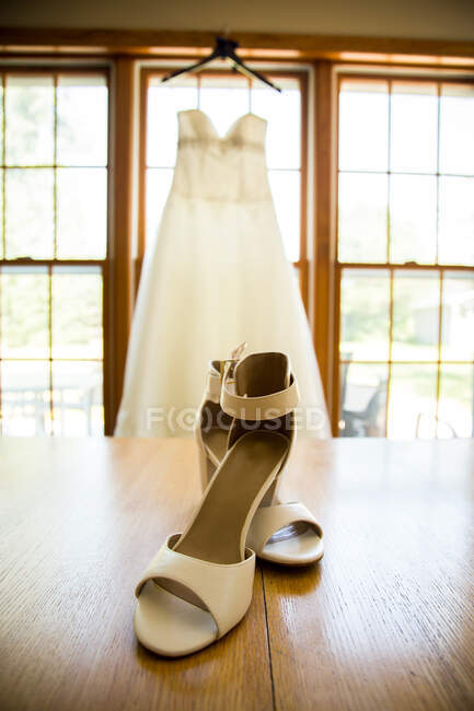 Chaussures de mariage sur la fenêtre — Photo de stock