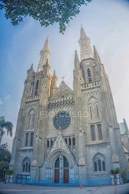 Temple gothique vue d'angle bas — Photo de stock