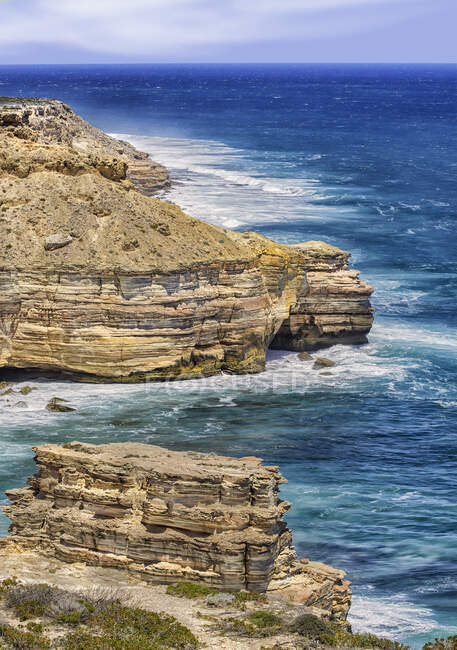 Pintoresca vista de la costa rocosa y el mar ondulado en el día soleado - foto de stock