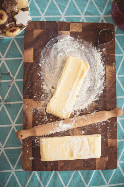 Pastel de chocolate casero con azúcar glaseado y queso - foto de stock
