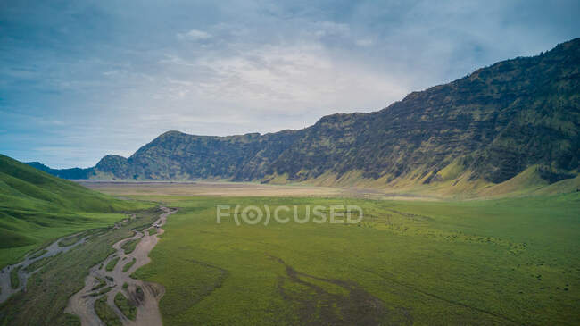 Pittoresca vista sulla valle verdeggiante infinita in montagna — Foto stock