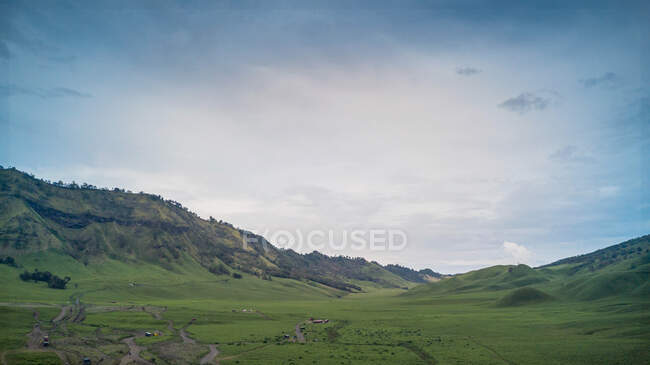 Живописный вид на бесконечную зеленую долину в горах — стоковое фото