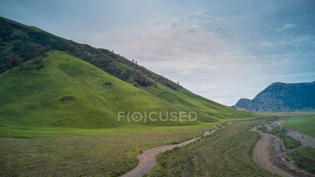 Pittoresca vista sulla valle verdeggiante infinita in montagna — Foto stock