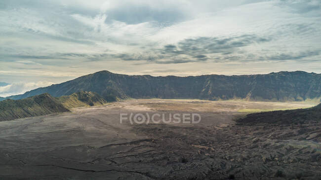 Живописный вид на бесконечную долину в горах — стоковое фото
