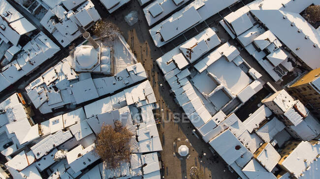Vista aerea di edifici innevati tetti — Foto stock