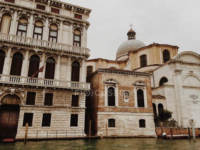 Venice, itália-circa setembro de 2017: a basílica do grande canal no centro do — Fotografia de Stock