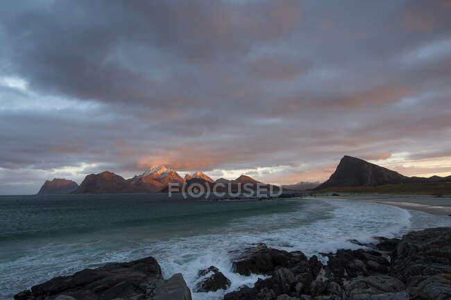 Pittoresca vista della costa rocciosa e del mare ondulato al tramonto — Foto stock