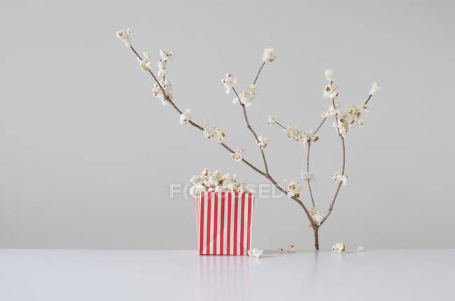 Palomitas de maíz con taza de café sobre fondo blanco, 3d renderizado - foto de stock