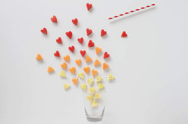 Valentinstag-Konzept. Papierherzen auf weißem Hintergrund — Stockfoto