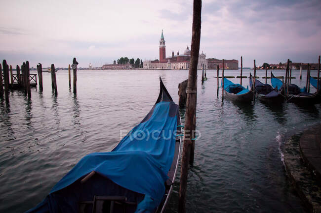 Venice, venezia, italia-octubre 17, 2017: góndolas y barcos en gran canal en santa marca - foto de stock