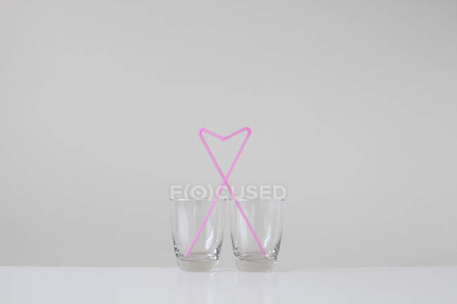 Vaso di vetro vuoto su sfondo bianco con spazio di copia, illustrazione 3d — Foto stock