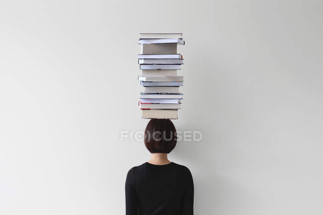 Vista de cerca de una persona con libros sobre fondo blanco, primer plano - foto de stock