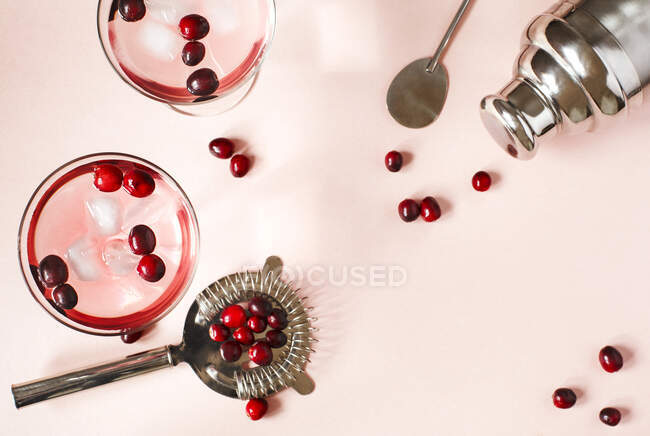 Cocktail di mirtillo rosso con vodka su sfondo rosa, vista dall'alto, spazio copia — Foto stock