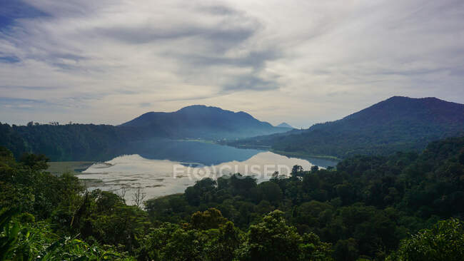 Vista pitoresca de infinitas montanhas bonitas com árvores e lago — Fotografia de Stock