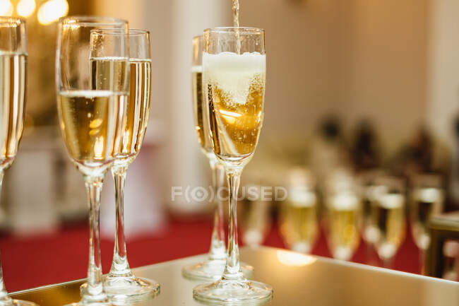 Jogo de copos com champanhe na mesa de madeira — Fotografia de Stock