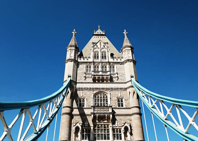 Londres, Reino Unido-15 de septiembre de 2016: el puente de la torre y el río Támesis por la mañana - foto de stock