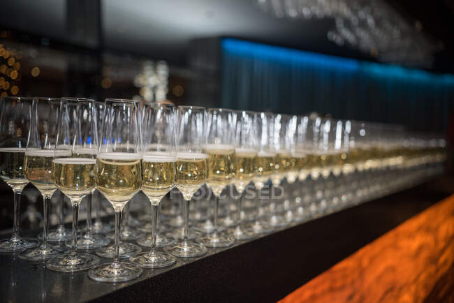 Jogo de copos com champanhe na mesa de madeira — Fotografia de Stock