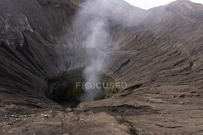 Vista del volcán con humo, escena natural - foto de stock