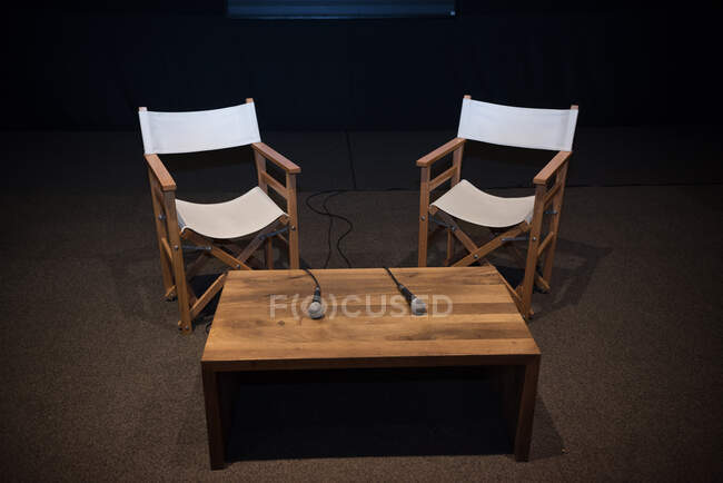 Sedia in legno in camera — Foto stock