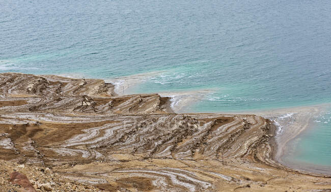 Pittoresca vista della costa rocciosa e del mare ondulato nella giornata di sole, Giordania — Foto stock