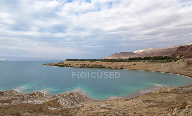 Pintoresca vista de la costa rocosa y el mar ondulado en el día soleado, Jordania - foto de stock
