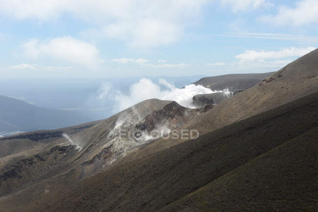 Vista del paisaje montañoso con nubes bajas - foto de stock