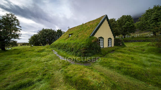 Iglesia de Hofskirkja, Hof, Sureste de Islandia - foto de stock