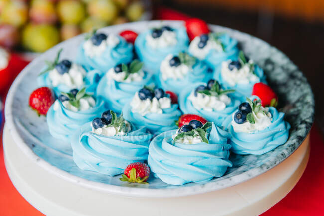 Plate of Blueberry meringues — Stock Photo