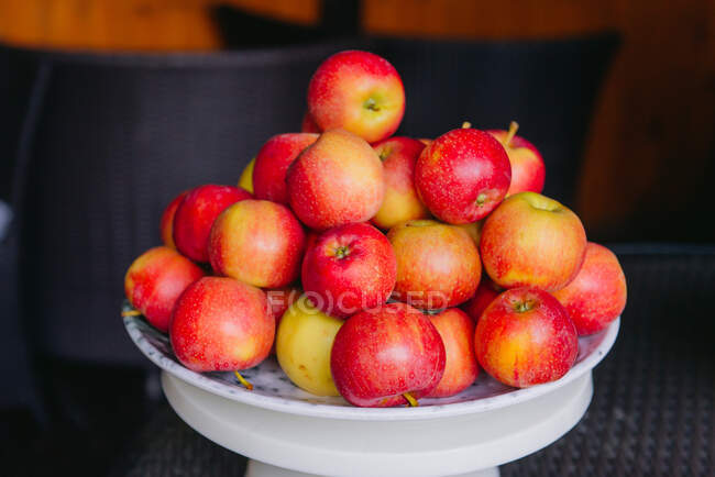 La pila de las manzanas en el plato - foto de stock