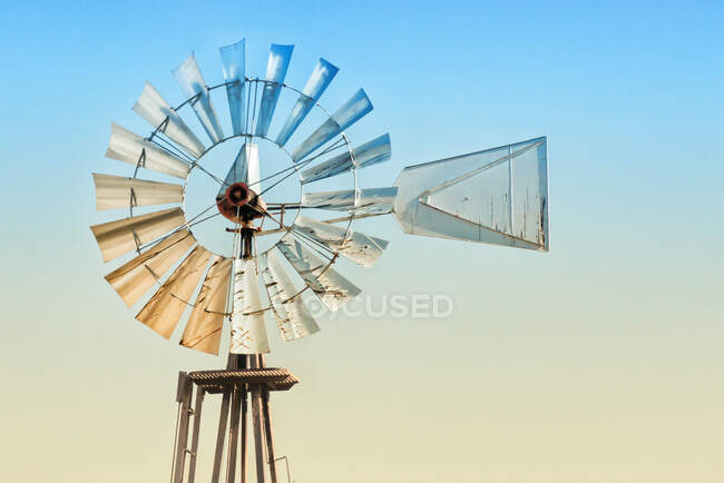 Primer plano de un molino de viento anticuado, Estados Unidos - foto de stock