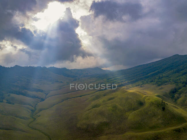 Rayon de soleil à travers les nuages sur le parc national Bromo Tengger Semeru, Java oriental — Photo de stock
