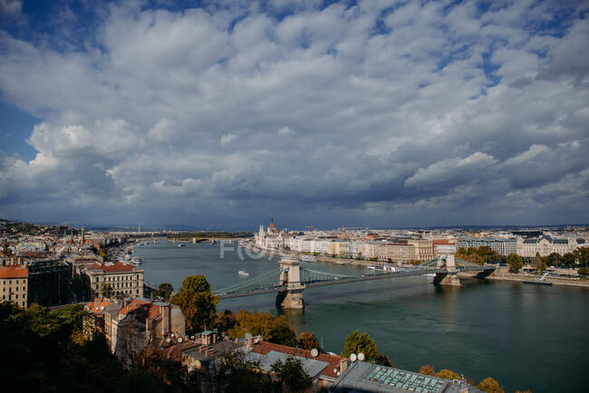 Vue aérienne de l'horizon de la ville et du pont de la chaîne Szechenyi, Budapest, Hongrie — Photo de stock