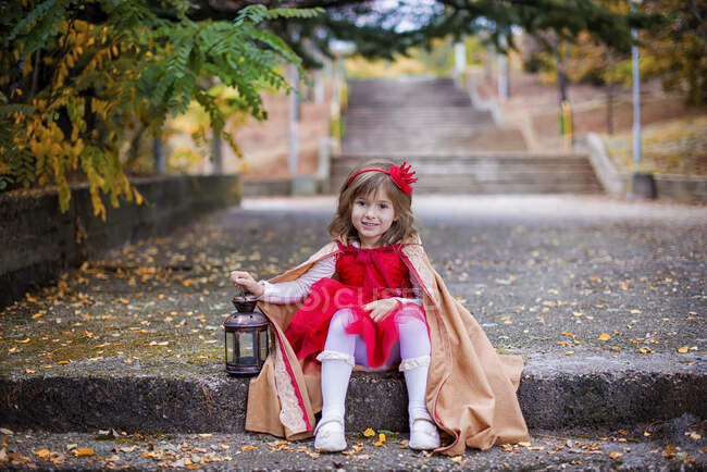Menina sentada em um passo usando um traje de princesa vestido fantasia, Bulgária — Fotografia de Stock