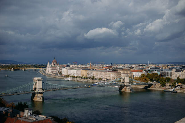 Vue aérienne de l'horizon de la ville et du pont de la chaîne Szechenyi, Budapest, Hongrie — Photo de stock