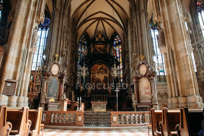 Altar dentro de la Catedral de San Esteban, Viena, Austria - foto de stock