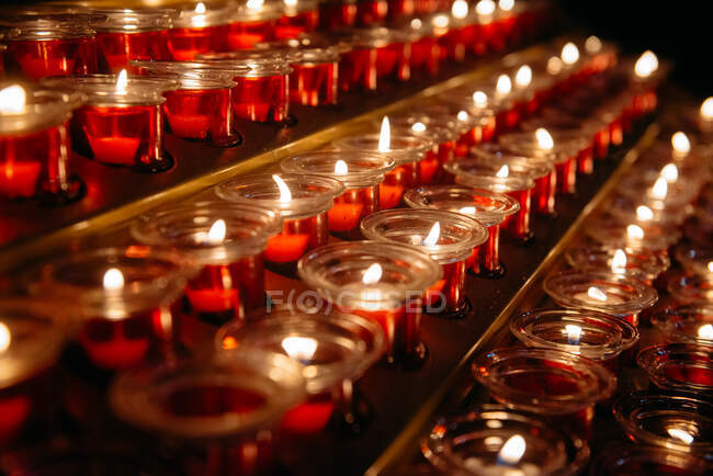 Primer plano de las velas en una iglesia - foto de stock