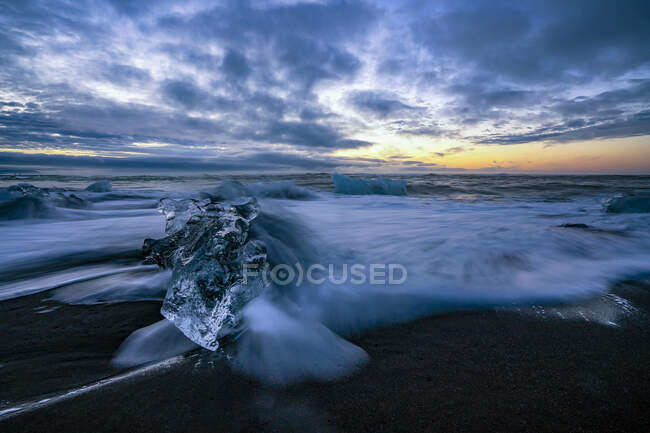 Diamond Beach bei Sonnenaufgang, Jokulsarlon, Vatnajokull Glacier National Park, Island — Stockfoto