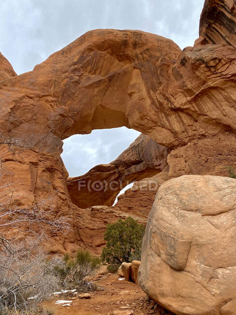 Arco doble en el Parque Nacional Arches - foto de stock