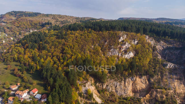 Vista aérea de un bosque alpino y casas, Trebevic, Sarajevo, Bosnia y Herzegovina - foto de stock
