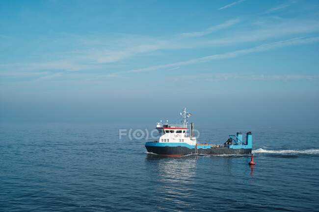 Navire naviguant dans la mer des Wadden, Frise orientale, Basse-Saxe, Allemagne — Photo de stock