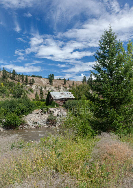 Verlassene Hütte an einem Fluss, Okanagan, British Columbia, Kanada — Stockfoto
