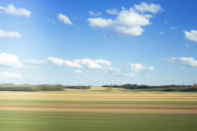 Ländliche Landschaft von einem fahrenden Zug aus gesehen, Spanien — Stockfoto