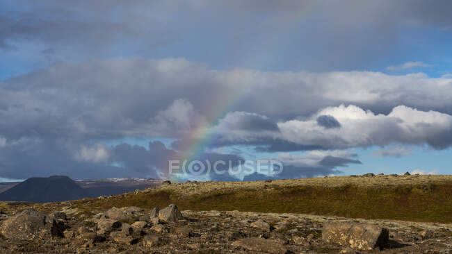Arco iris sobre el Parque Nacional Thingvellir, suroeste de Islandia - foto de stock