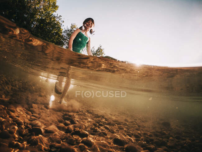 Девочка-кузнец, гуляющая в озере, озеро Сьюдад, США — стоковое фото