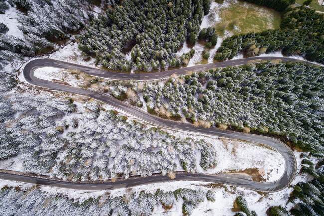 Estrada sinuosa através de uma floresta coberta de neve, Zauchensee, Berchtesgaden, Baviera, Alemanha — Fotografia de Stock